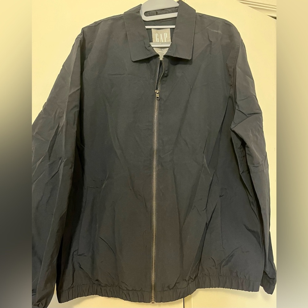 GAP Men's Navy Blue Windbreaker in excellent condition- size L